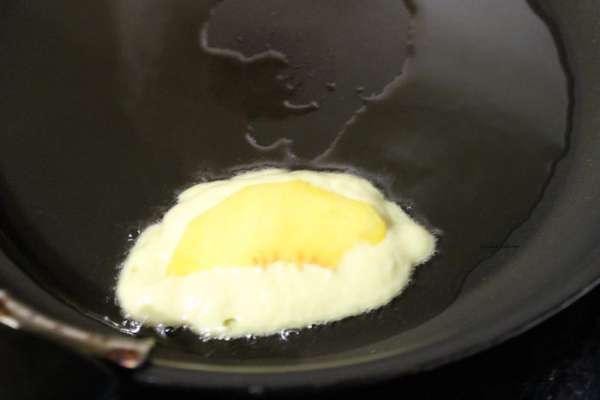 На сковороду наливаем растительное масло без запаха, примерно 3-4 ст.л. Теперь кладем столовую ложку теста, сверху тонкий ломтик персика и опять ложку теста. Жарим на медленном огне с двух сторон до золотистого цвета. На сковороду наливаем растительное масло без запаха, примерно 3-4 ст.л. Теперь кладем столовую ложку теста, сверху тонкий ломтик персика и опять ложку теста. Жарим на медленном огне с двух сторон до золотистого цвета.