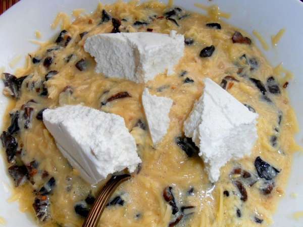 Признаюсь, в рецепте было 200 г сыра, но у меня оказалось пол пачки сухого творога, который отлично подойдёт в пирог, а сыра возьмём поменьше! Признаюсь, в рецепте было 200 г сыра, но у меня оказалось пол пачки сухого творога, который отлично подойдёт в пирог, а сыра возьмём поменьше!