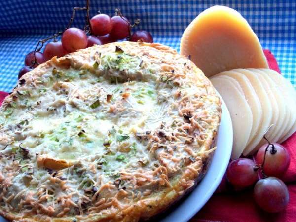 Пирог особенно вкусный на второй день.проверено! Я была в отъезде по делам и получила смс-ку от сына,когда он утром обнаружил пирог...,коротко по-мужски:'Вкусно!')))
