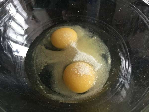 Взбейте яйца с сахаром и солью.