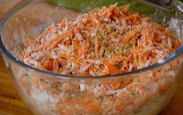 Измельченные орехи соединить с морковью, кокосовой стружкой, мукой, разрыхлителем, крахмалом и перемешать. Измельченные орехи соединить с морковью, кокосовой стружкой, мукой, разрыхлителем, крахмалом и перемешать.