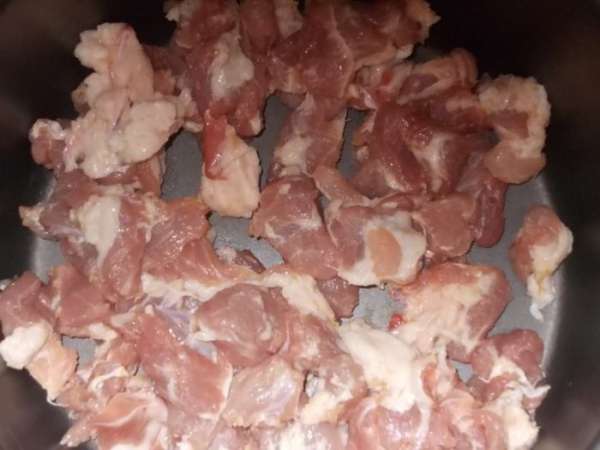 сосиски нарезать на небольшие кусочки, шейку в/к нарезать уложить поверх картофеля сосиски нарезать на небольшие кусочки, шейку в/к нарезать уложить поверх картофеля
