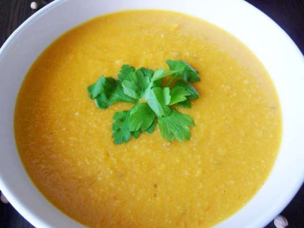 Суп-пюре из нута (базовый вариант) получается вкусным, сытным и ярким. Это один из тех случаев, когда простые продукты дают блестящий результат.