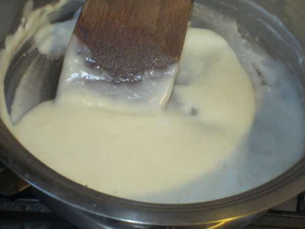 Влить молоко тонкой струйкой,продолжая мешать.