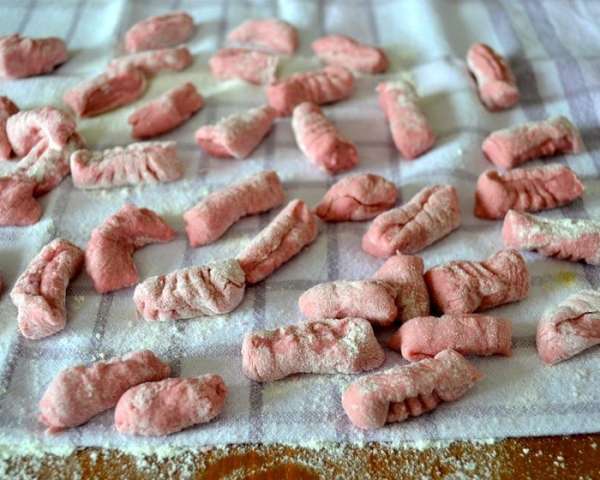 Подготовленные ньокки выложить на полотенце, припыленное мукой. Если вы не собираетесь готовить их сразу же, просто переложите ньокки в широкий герметический контейнер с крышкой и уберите в холодильник. Подготовленные ньокки выложить на полотенце, припыленное мукой. Если вы не собираетесь готовить их сразу же, просто переложите ньокки в широкий герметический контейнер с крышкой и уберите в холодильник.