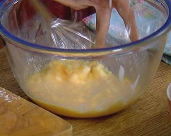 Добавить йогурт и еще немного взбить.