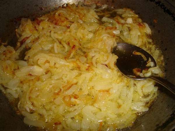 Лук нарезать полукольцами и жарить почти до желтизны.. Лук нарезать полукольцами и жарить почти до желтизны..