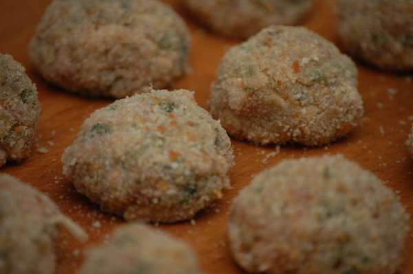 Смешать в  рубленое куриное мясо,  жареные шампиньоны с луком, содержимое блендера и измельченный базилик. Тщательно размешать. Приправить солью и перцем по вкусу.
Сформировать небольшие  котлеты, обвалять в сухарях и обжарить на растительном масле до золотистой корочки. Я жарю на тихом огне под крышкой. Так котлетки получаются более сочными.
