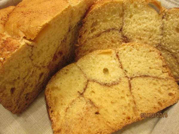 Такой он в разрезе. К чаю — замечательный хлебушек: вкусный и ароматный!  