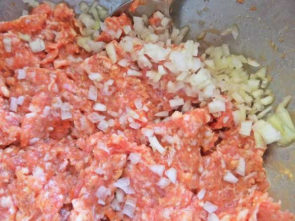 Измельчаем лук (половинка маленькой луковки).