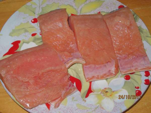 Кету помыть, обсушить, порезать на порционные куски.
