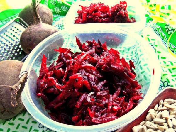 Складываем тут же по сухим коробочкам с крышками (можно подписать дату). Складываем тут же по сухим коробочкам с крышками (можно подписать дату).