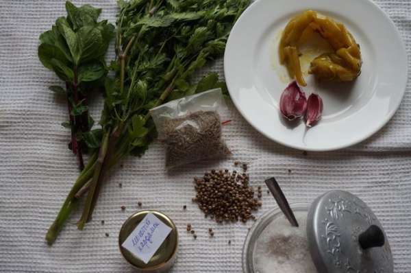 Набор продуктов. Большой пучок кинзы (на фото половина), 3 маленьких веточки мяты, перец маринованый острый (!), кардамон я у себя нашла только молотый, хотя лучше было бы взять 0,5-1 стручок и готовить его с остальными зернами. Набор продуктов. Большой пучок кинзы (на фото половина), 3 маленьких веточки мяты, перец маринованый острый (!), кардамон я у себя нашла только молотый, хотя лучше было бы взять 0,5-1 стручок и готовить его с остальными зернами.