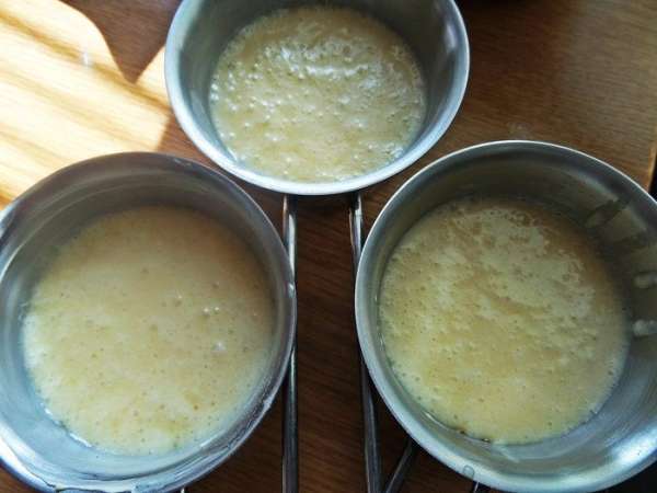 Как вариант, можно разлить по кокотницам. Тоже смазать маслом.