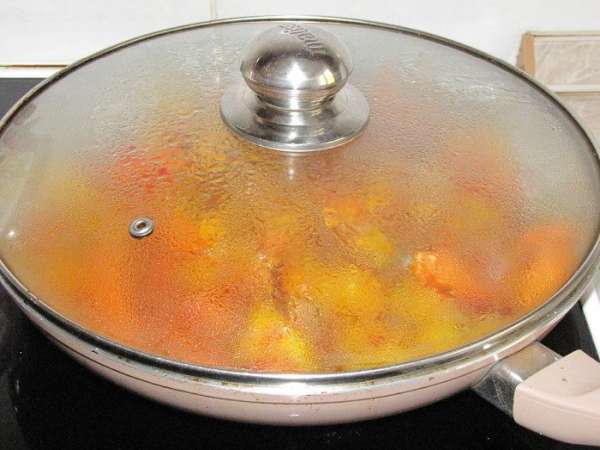 Смешать с кетчупом и тушить под крышкой еще немного. Смешать с кетчупом и тушить под крышкой еще немного.