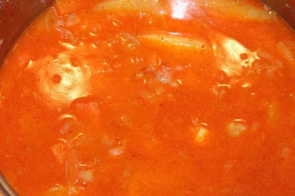 И добавляем воду (или овощной или мясной бульон) так, чтобы картофель был покрыт на два пальца приблизительно, все перемешиваем. Готовим под крышкой минут 20, не забываем периодически помешивать. И добавляем воду (или овощной или мясной бульон) так, чтобы картофель был покрыт на два пальца приблизительно, все перемешиваем. Готовим под крышкой минут 20, не забываем периодически помешивать.