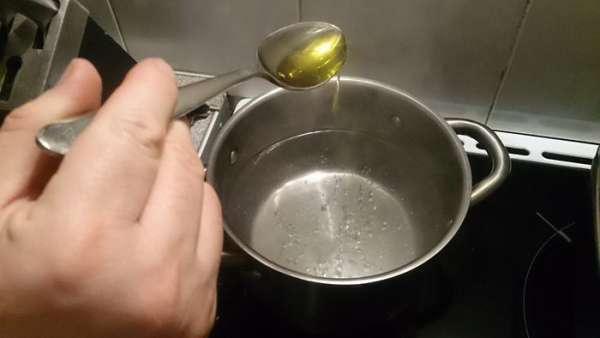 Добавляем ложку оливкового масла. Добавляем ложку оливкового масла.