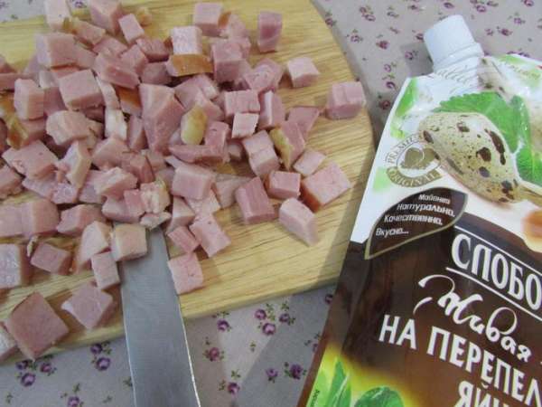 Ветчину нарезать мелким кубиком. Ветчину нарезать мелким кубиком.