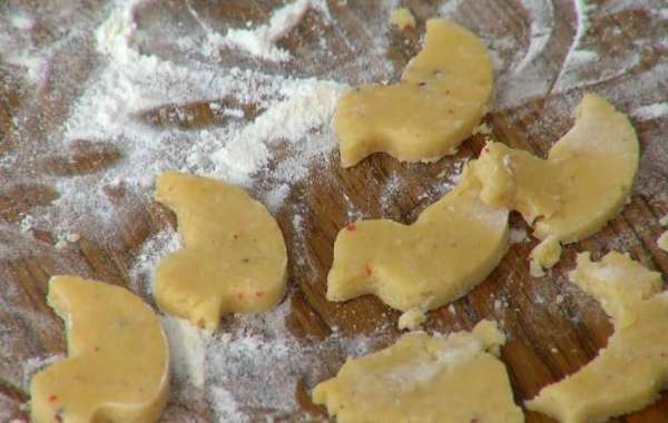 Сформировать из теста пласт и формочками вырезать небольшие фигурки. Сформировать из теста пласт и формочками вырезать небольшие фигурки.