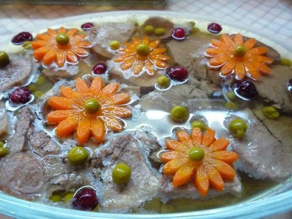 Заливное можете украшать по своему вкусу, подойдут ломтики лимона, маслины, маринованные огурчики, зелень.
Подавать с горчицей или хреном. Приятного аппетита!