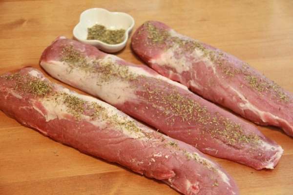 Мясо натереть смесью трав. Мясо натереть смесью трав.