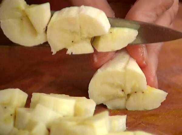 Банан почистить и нарезать небольшими кусочками. Банан почистить и нарезать небольшими кусочками.
