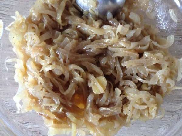 Тем временем золотистый лук нарезать полукольцами, порей - кольцами и обжарить на растительном масле до золотистости. В оригинальном рецепте на сливочном, но для меня слишком калорийно получается. Немного посолить, поперчить, в оригинальном рецепте еще добавляют ложку бальзамического уксуса, но мне тогда лук вместо сладости - кислит :) Тем временем золотистый лук нарезать полукольцами, порей - кольцами и обжарить на растительном масле до золотистости. В оригинальном рецепте на сливочном, но для меня слишком калорийно получается. Немного посолить, поперчить, в оригинальном рецепте еще добавляют ложку бальзамического уксуса, но мне тогда лук вместо сладости - кислит :)