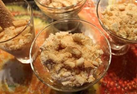 И второй слой крема. Украшаем порезанной лепестками клубникой, бананом, мятой. В общем, чем фантазия богата и содержимое холодильника.:)
Виден ещё один вариант подачи - когда в высокий бокал вставляется печенье (или пара), его можно использовать как ложку. И второй слой крема. Украшаем порезанной лепестками клубникой, бананом, мятой. В общем, чем фантазия богата и содержимое холодильника.:)
Виден ещё один вариант подачи - когда в высокий бокал вставляется печенье (или пара), его можно использовать как ложку.