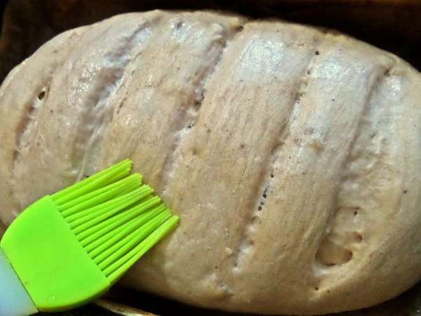 Смазываем водой или маслом.