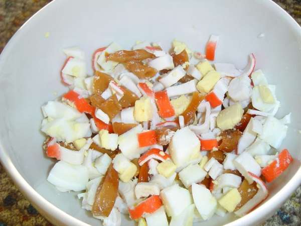 Грибы,яйца, крабовые палочки смешиваем, 