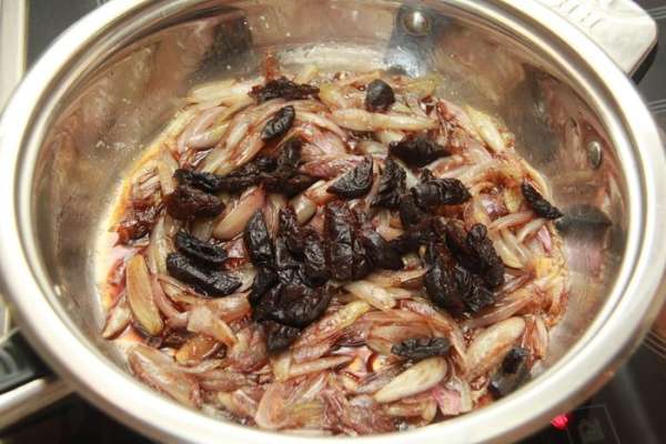 порезанный полосками чернослив. порезанный полосками чернослив.