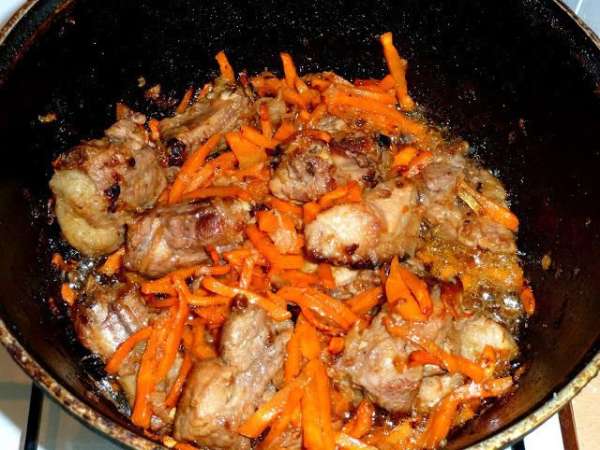 Добавляем, порезанную соломкой морковь.
Жарим до поджаристой корочки мяса . Добавляем, порезанную соломкой морковь.
Жарим до поджаристой корочки мяса .