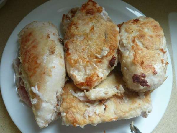 Переложить курицу в миску, отложить в сторону.
Переложить курицу в миску, отложить в сторону.