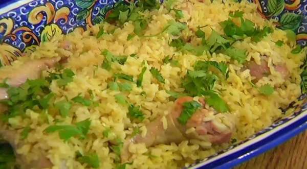 Готовый рис с цыпленком посыпать кинзой.