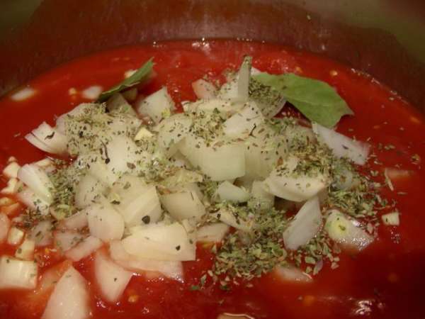 В кастрюлю выливаем томаты с соком, добавляем порезанный кубиками лук, измельченный чеснок, орегано и лавровый лист (+чили) и готовим на небольшом огне минут 10.
В кастрюлю выливаем томаты с соком, добавляем порезанный кубиками лук, измельченный чеснок, орегано и лавровый лист (+чили) и готовим на небольшом огне минут 10.