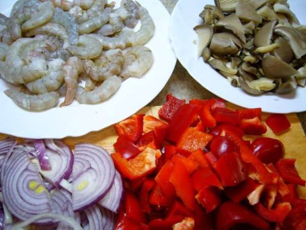 Подготовить продукты. Креветки почистить, удалить кишечную вену.
Лук нарезать полукольцами. Вешенки промыть. Нам потребуются только шляпки.
Перец очистить от семян, нарезать пластинами.
Подготовить продукты. Креветки почистить, удалить кишечную вену.
Лук нарезать полукольцами. Вешенки промыть. Нам потребуются только шляпки.
Перец очистить от семян, нарезать пластинами.