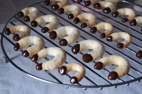 Холодное печенье окунать концами в глазурь и выкладывать на решетку до застывания. Глазурь растопить шоколад в СВЧ и добавить в теплый шоколад масло. Размешать.