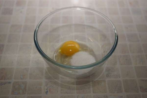 Сначала приготовим шоколадный мусс, т.к. он еще должен остыть. В небольшом сотейнике поставить нагреваться молоко и 20 г сахара. В миске взбить яичный желток и остальные 20 г сахара до посветления. Добавить во взбитый желток кукурузный крахмал. Еще раз взбить.