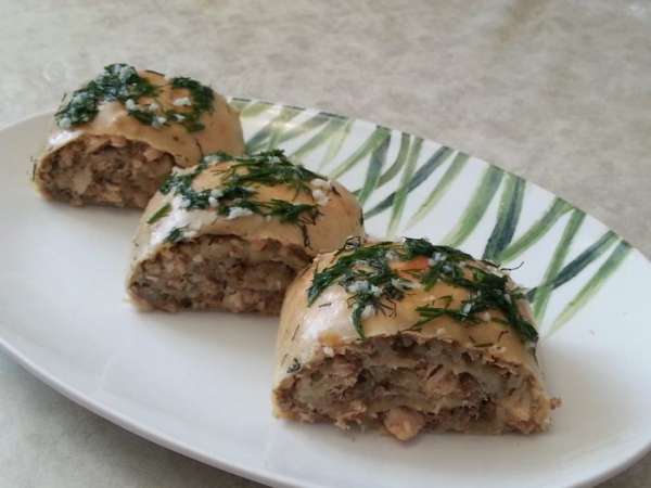 Легко сервировочной лопаткой отделяем порционные кусочки, зовем домашних к столу. Легко сервировочной лопаткой отделяем порционные кусочки, зовем домашних к столу.