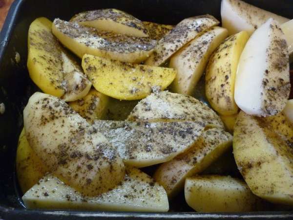 Картошку помыть, почистить, нарезать крупными дольками, посолить аккуратно, ведь в жире уже есть соль, поперчить. Я большой любитель острых ощущений, поэтому перчу щедро. Все перемешать. Картошку помыть, почистить, нарезать крупными дольками, посолить аккуратно, ведь в жире уже есть соль, поперчить. Я большой любитель острых ощущений, поэтому перчу щедро. Все перемешать.