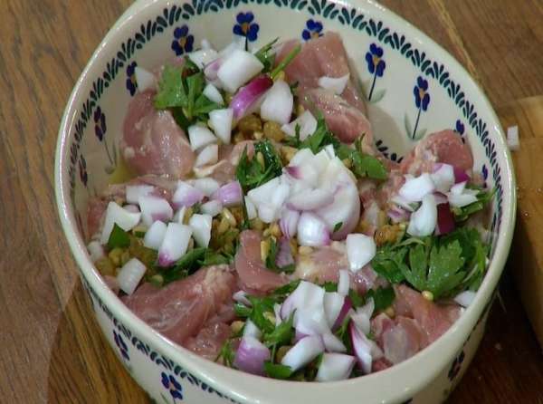 Лук порезать небольшими кусочками и выложить поверх начинки.