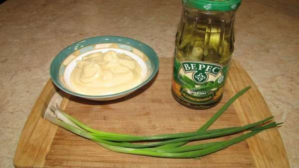 Приготовление соуса - элементарное. Корнишоны рубятся кубиками как можно мельче (один-два миллиметра). Для примера я положил рядом чайную ложку. Приготовление соуса - элементарное. Корнишоны рубятся кубиками как можно мельче (один-два миллиметра). Для примера я положил рядом чайную ложку.