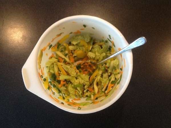 Нарезать сырые овощи соломкой, перемешать, добавить кунжутные семечки, чуть лимонного сока, смесь масел, соус табаско, перемешать. Нарезать сырые овощи соломкой, перемешать, добавить кунжутные семечки, чуть лимонного сока, смесь масел, соус табаско, перемешать.
