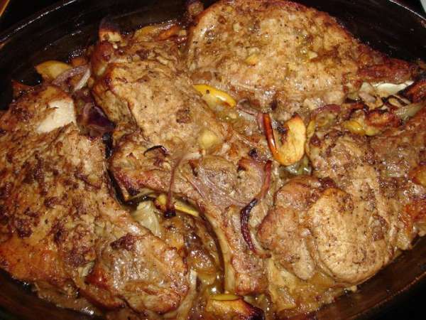Готовое мясо помещаем сверху луково-яблочной подложки и подрумяним в том же режиме при t 190-180 гр. Готовое мясо помещаем сверху луково-яблочной подложки и подрумяним в том же режиме при t 190-180 гр.