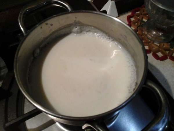 Поставить сливки на огонь и довести до кипения, посолить по вкусу. Одновременно с этим муку развести в небольшом количестве воды, молока или сливок. Ввести тонкой струйкой, постоянно помешивая, в закипающие сливки. Дать закипеть и выключить.