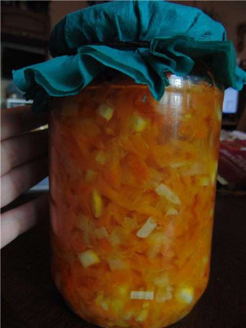 Раскладываем по стерилизованным банкам и закрываем крышкой..Храним как любой консервированный салат.
Открытую банку естественно храним в холодильнике.