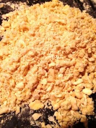 Порубить маргарин с мукой и солью в крошку.
