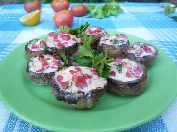 Ну вот и все, вкусные, нежные и ароматные шампиньоны готовы! Можно подавать к столу!