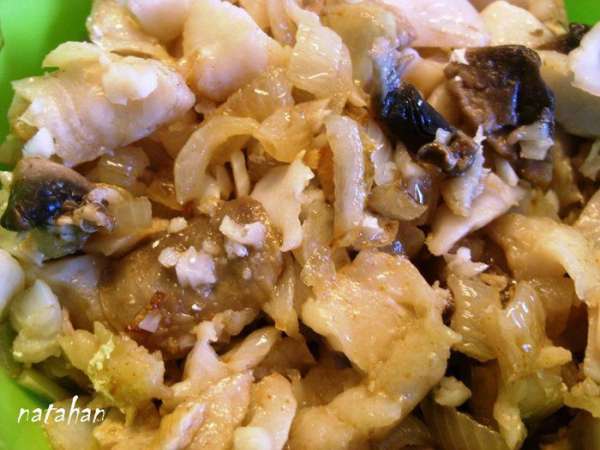 Соединить всё вместе: рыбу, грибы и лук. Попробовать на вкус. Добавить,то чего не хватает. Начинка готова.