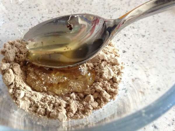 Смешать с 1 столовой ложкой меда и 0.5 ч. л. воды ( холодной, кипяченой). Смешать с 1 столовой ложкой меда и 0.5 ч. л. воды ( холодной, кипяченой).
